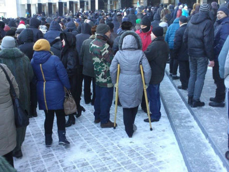 Если бы не боевые действия на востоке страны, которые отвлекают внимание населения, "социальные бунты" уже захлестнули бы страну.