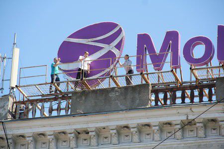 С 10:00 митингующие призывали либералов освободить площадь, где ЛП проводила предвыборную агитацию.