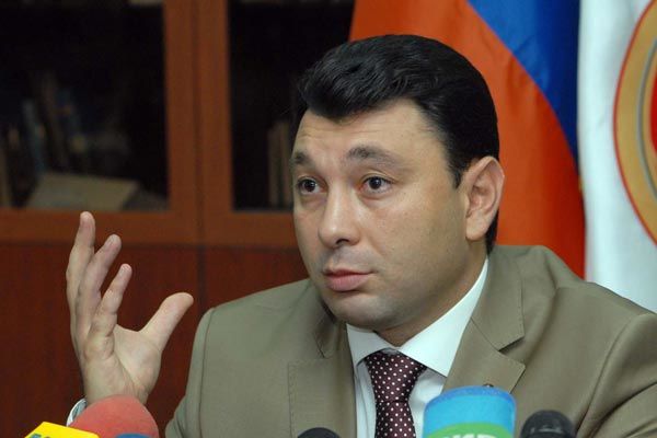 Пресс-секретарь Республиканской партии Эдуард Шармазанов.