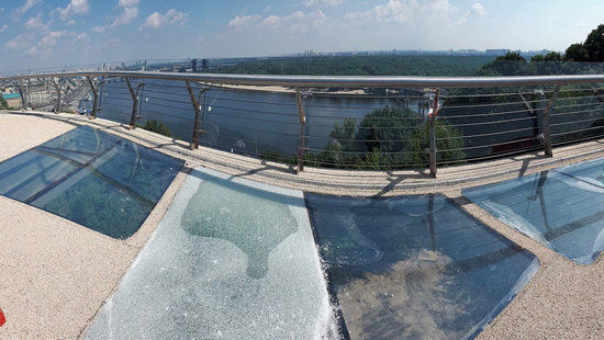 На мосту в Киеве треснуло еще одно стекло.