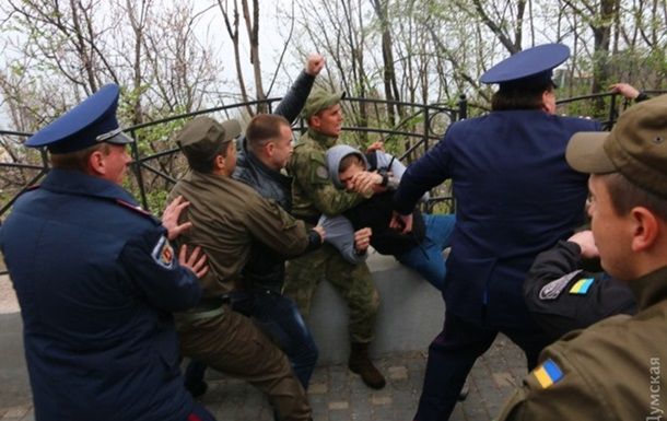 В основном столкновения полиции произошли с представителями "Самообороны Одессы", "Правого сектора" и "Автомайдана".