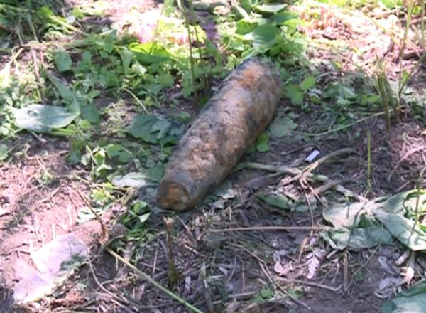 Un proiectil de artilerie a fost descoperit intr-o fantana din Hartopul Mic, Criuleni. Foto: protv.md