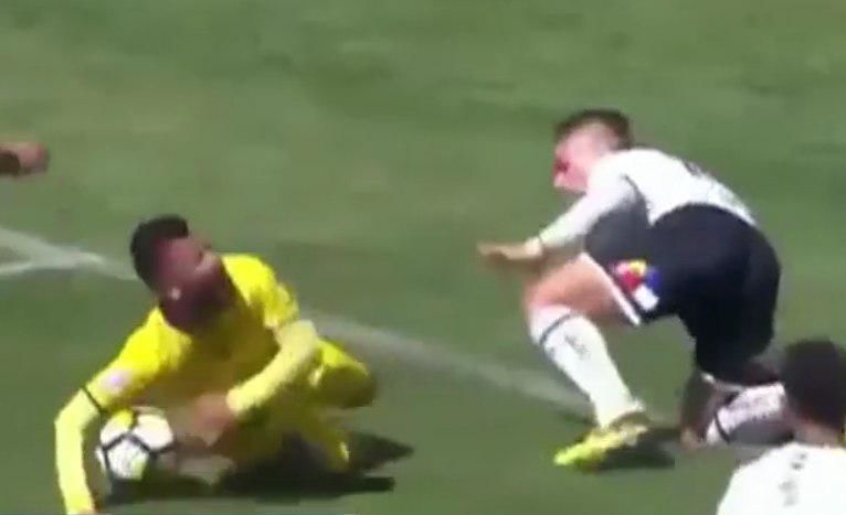 Fază bizară în campionatul de fotbal. Un jucător a simulat o căzătură