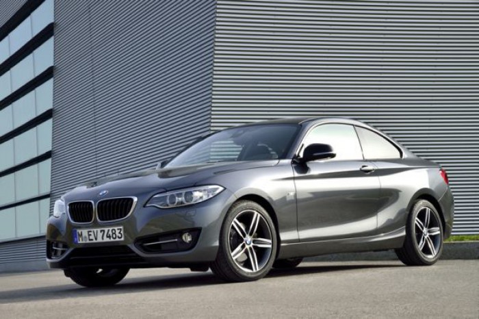 Echipat cu ultima generaţie de motoare ale mărcii, BMW Seria 2 Coupé oferă o combinaţie fără egal între sportivitate şi eficienţă.