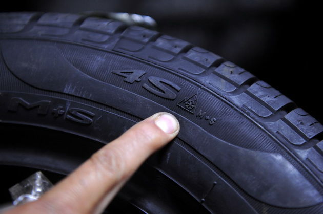 Specialiştii avertizează că anvelopele expirate ar trebui să fie distruse la centrele de specialitate. Foto: gandul.info