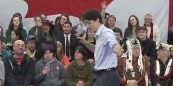 Criză de nervi a premierului canadian Justin Trudeau în timpul unui discurs.