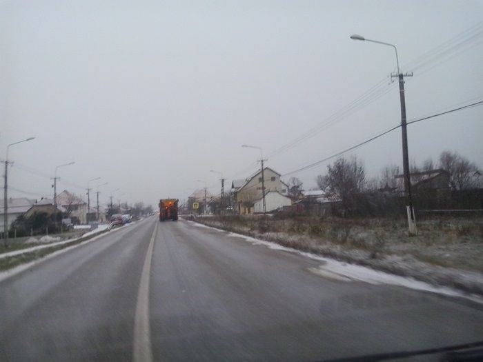 Peste 300 de tone de material antiderapant a fost împrăştiat, noaptea trecută, pe drumurile din ţară. Foto: opiniatimisoarei.ro