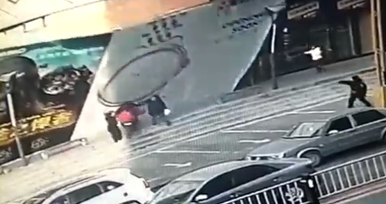 Обрушение гигантской вывески на прохожих попало на видео.