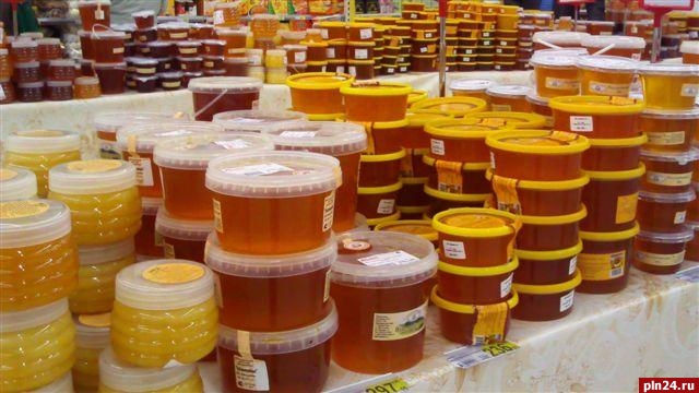 Румынские пчеловоды жалуются, что теряют рынки из-за меда из Украины.