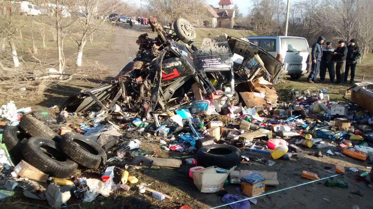Un microbuz s-a făcut praf după ce s-a izbit într-un copac. Foto: jurnal.md