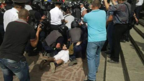 Стражи порядка изъяли у задержанных металлические цепи и другие тяжелые предметы