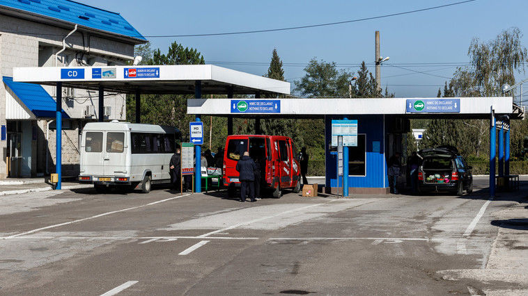 Пограничники стараются не допускать очередей на въезде в страну.