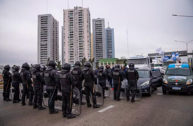 Дальнобойщики перекрыли шоссе в знак протеста против нехватки топлива в Аргентине.