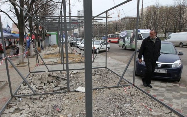 O bună parte din trotuarele din Chişinău au devenit invizibile, fie pentru că sunt grav deteriorate, fie pentru că privaţii îşi construiesc casele şi magazinele practic în drum. Foto: adevarul.ro