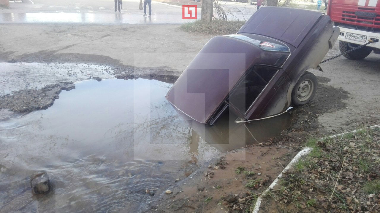 В России водитель провалился под землю, пытаясь объехать лужу