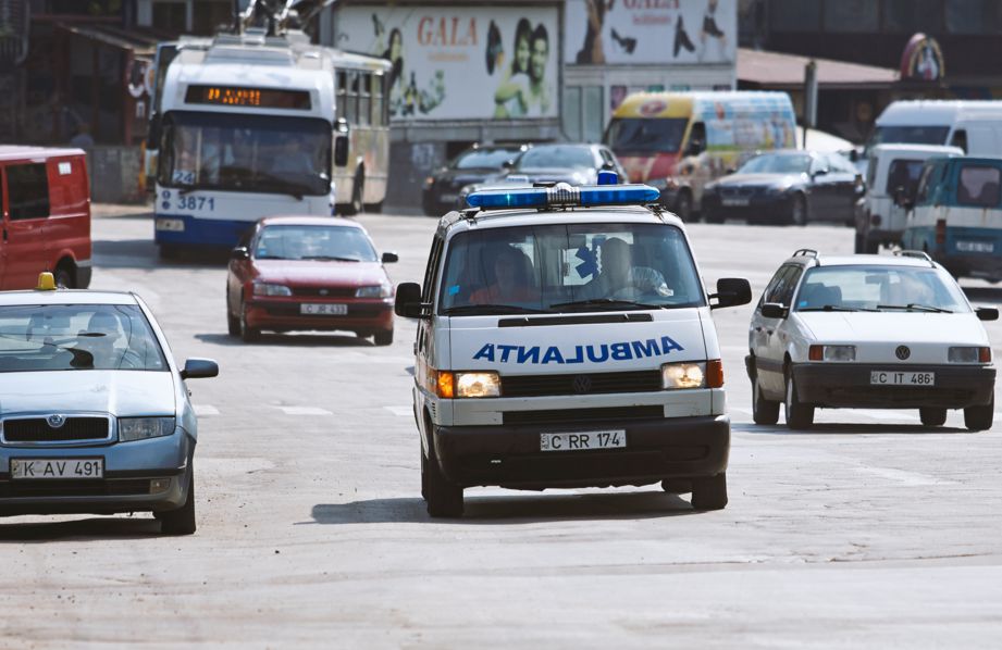 Şoferiţa de la volanul automobilului s-a ales cu o stare de şoc, fiind transportată la Institutul de Medicină Urgentă.