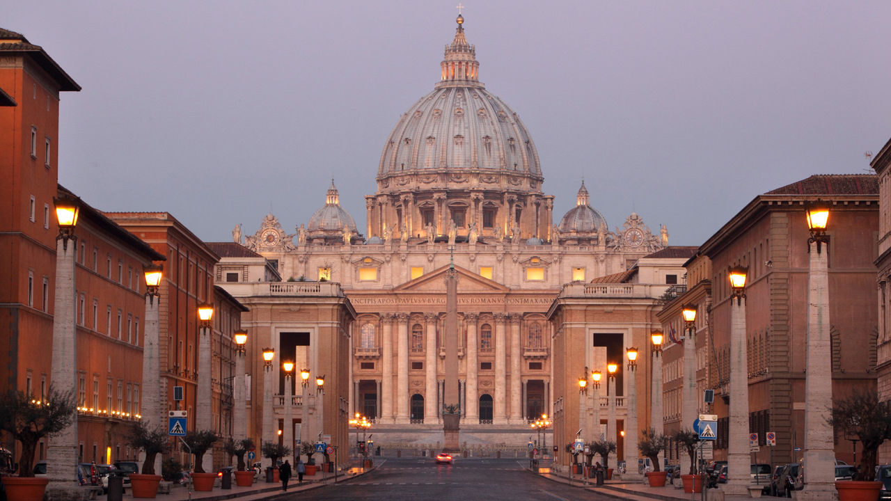 Doi angajați de la o bancă din Vatican, concediați pentru că s-au căsătorit.