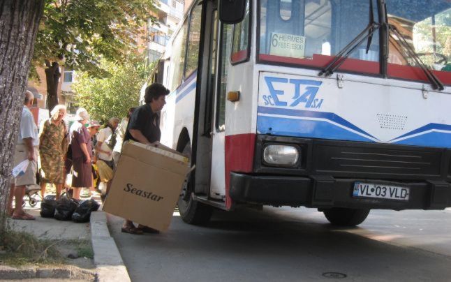Femeia a căzut direct sub roţile autobuzului şi a decedat pe loc.