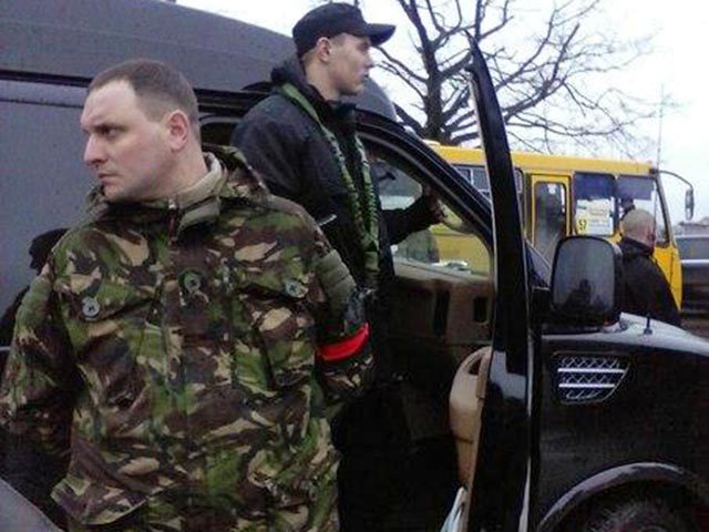 На автомашину и обилие охраны обратило внимание издание Charivne.infо: автомобиль из кортежа Яроша GMС Savana был "очень похож" на авто Януковича-младшего. Фото: ЧаРивне.инфо