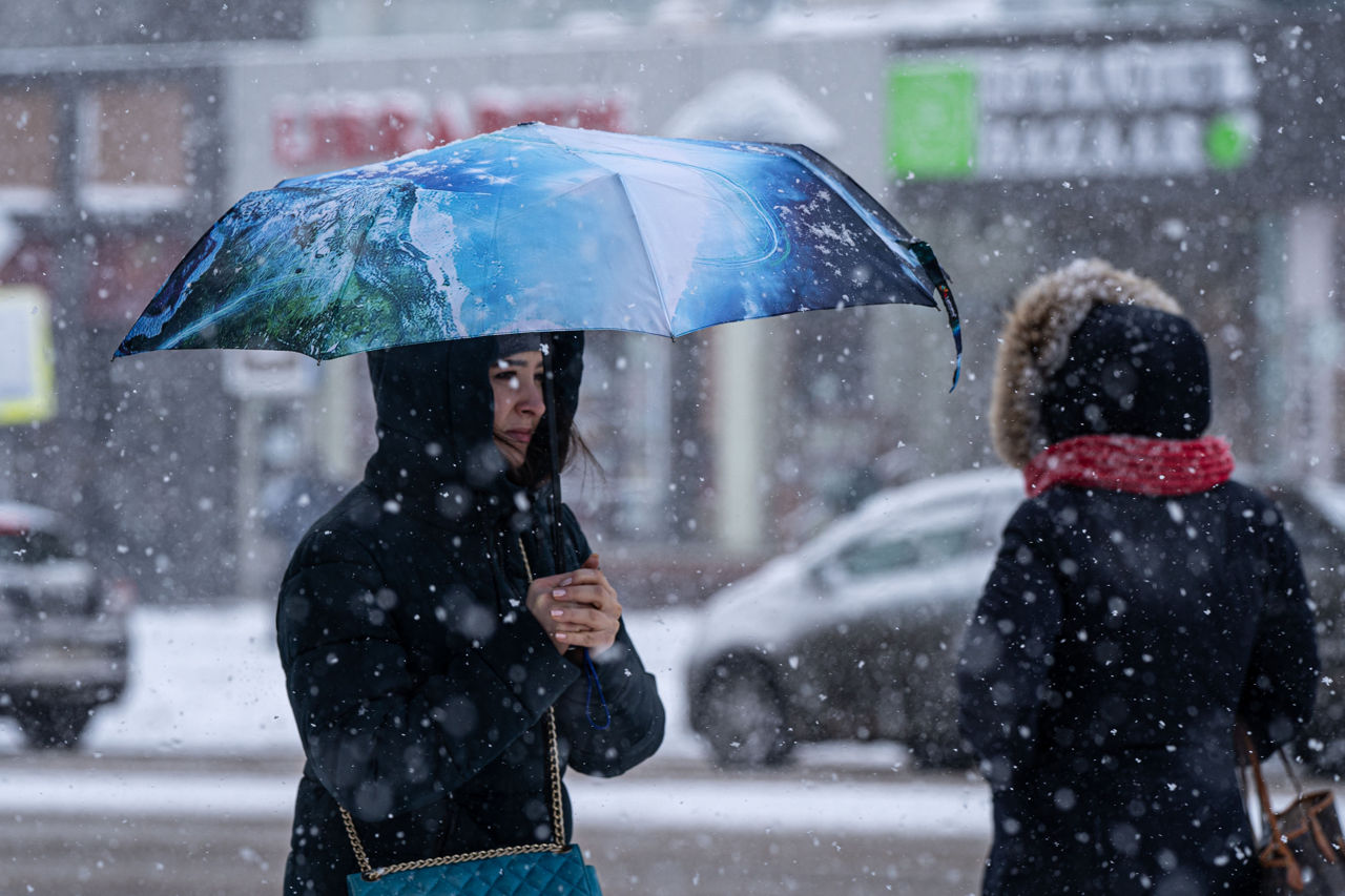Человек определяющий погоду. Фото Мороз идёт. Дождь в Молдове в апреле - фото.