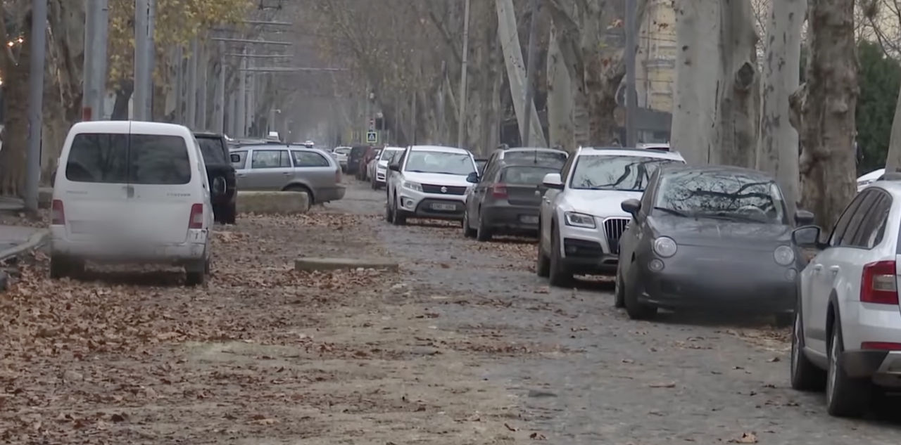 Deficitul de parcări în orașele Moldovei crește: Șoferii sunt gata să plătească pentru confort.