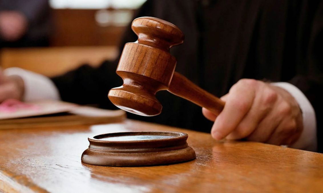 Бывшая судебный пристав отправляется в суд за торговлю влиянием.
