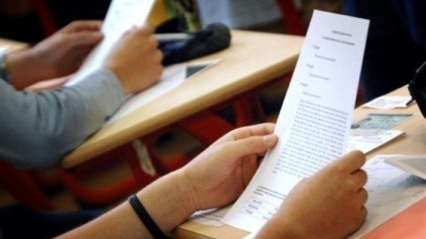Лицеисты сдают экзамен на степень бакалавра по языку обучения.