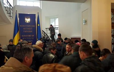 Активисты требуют арестовать счета Сбербанка России.