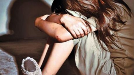 O fetiță de şapte ani a fost violată de cinci bărbați. Foto: ziare.com
