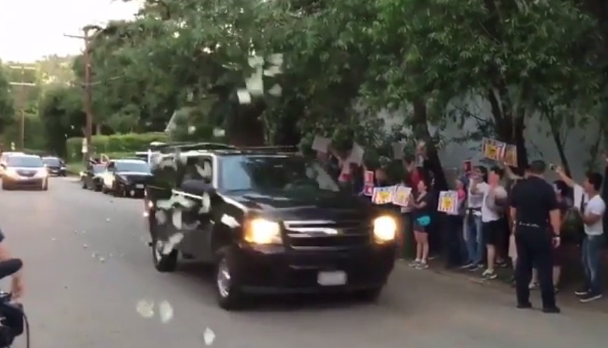 Таким образом митингующие выразили негодование тем, что Клинтон спонсируют знаменитости.