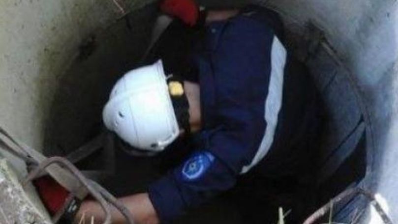В столице пожилой мужчина упал в канализационный люк.