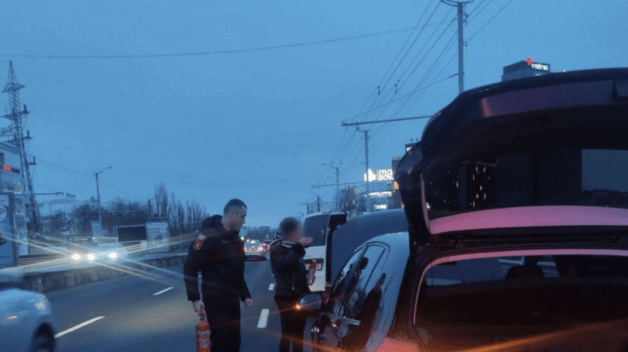 На виадуке в Кишиневе загорелся автомобиль.