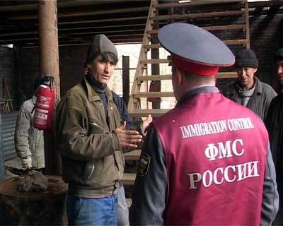 В ФМС решили "перестать играть в гуманистов" и ужесточить порядок выдачи мигрантам разрешений на работу. Фото: rus-obr.ru