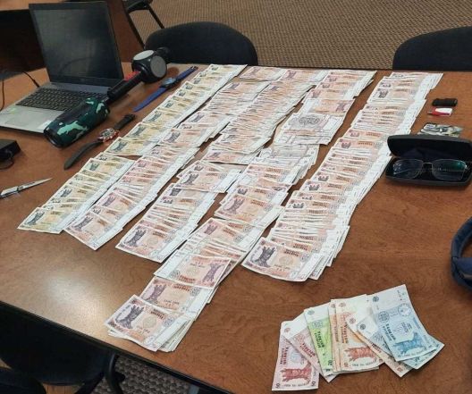 Полиция задержала подростков, подозреваемых в краже 80 тысяч леев из авто.