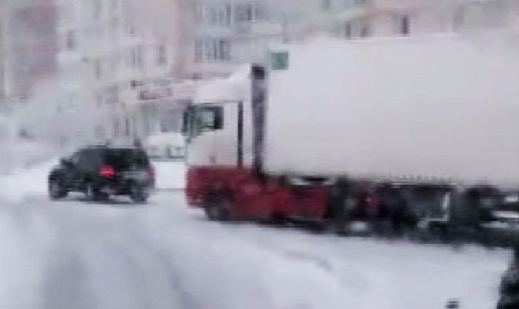 O Toyota Land Cruiser și-a arătat mușchii pe o stradă din Capitală.