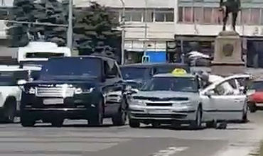Șoferul unui Range Rover care a agresat un taximetrist, sancționat. Foto: Captură video