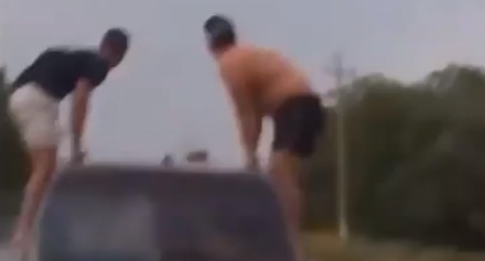 Рискованный заезд полуголых мужчин на рышканской трассе сняли на видео.