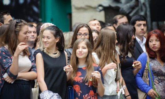 Cele mai mari diferenţe se observă în mediul urban, unde fetele alocă cu 0,9 ore mai mult pentru studii în comparaţie cu băieţii (figura 1).