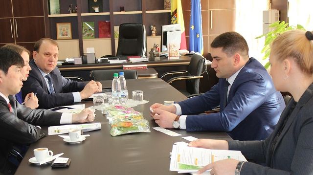 Vasile Bumacov a revenit astazi pentru cateva ore la ministerul Agriculturii unde a participat la o intalnire cu actualul ministru, Ion Sula.