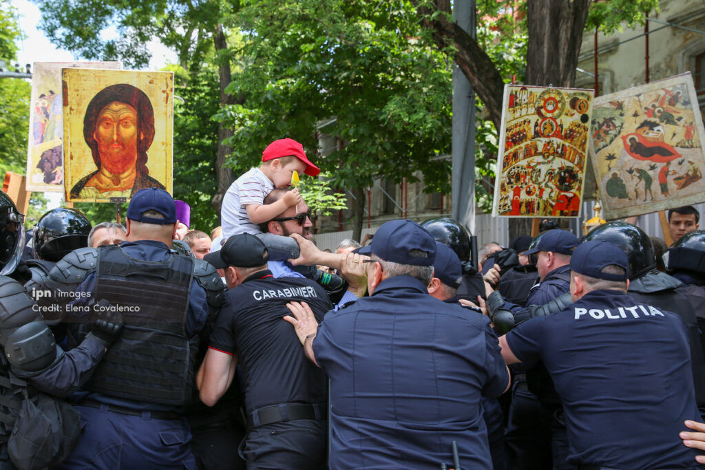 Омбудсмен требует расследовать инцидент с ребенком на протесте в центре Кишинева. Фото: IPN