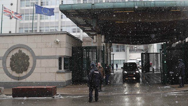 Высланные из России британские дипломаты покинули Москву.