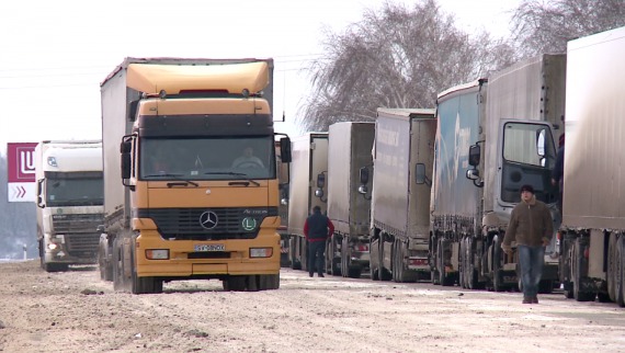 100 de TIR-uri moldoveneşti nu pot tranzita Ucraina din cauză că au marfă interzisă. Foto: digi24.ro
