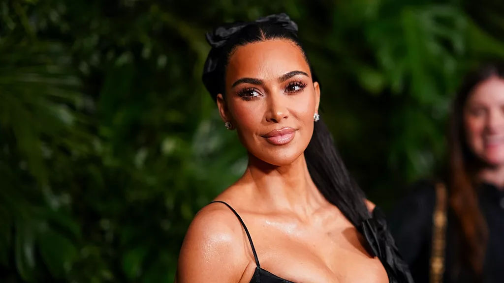 Kim Kardashian va depune mărturie în instanța din Paris în cazul jafului armat din 2016.
