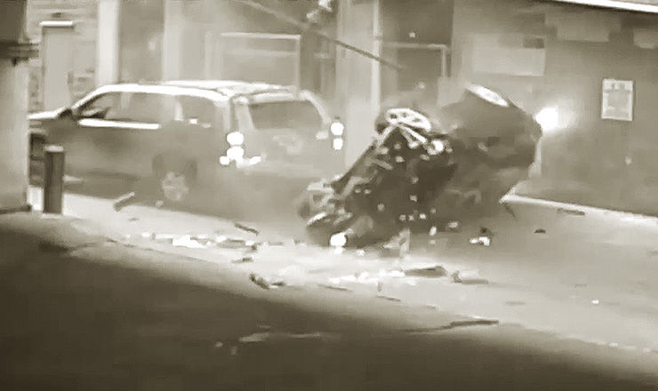 Автомобиль BMW упал с 7 этажа многоуровневого паркинга в проулок.
