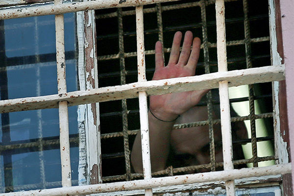 Находящийся под домашним арестом гражданин Албании попросил полицию посадить его в тюрьму.