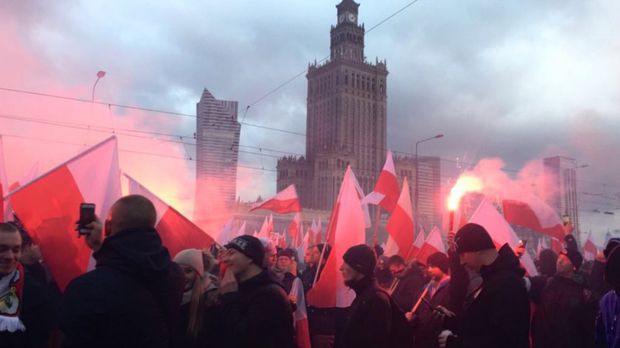Zeci de mii de persoane au ieșit duminică în stradă, cu ocazia Zilei Naționale a Poloniei, și s-au alăturat unor proteste organizate de mișcările naționaliste.