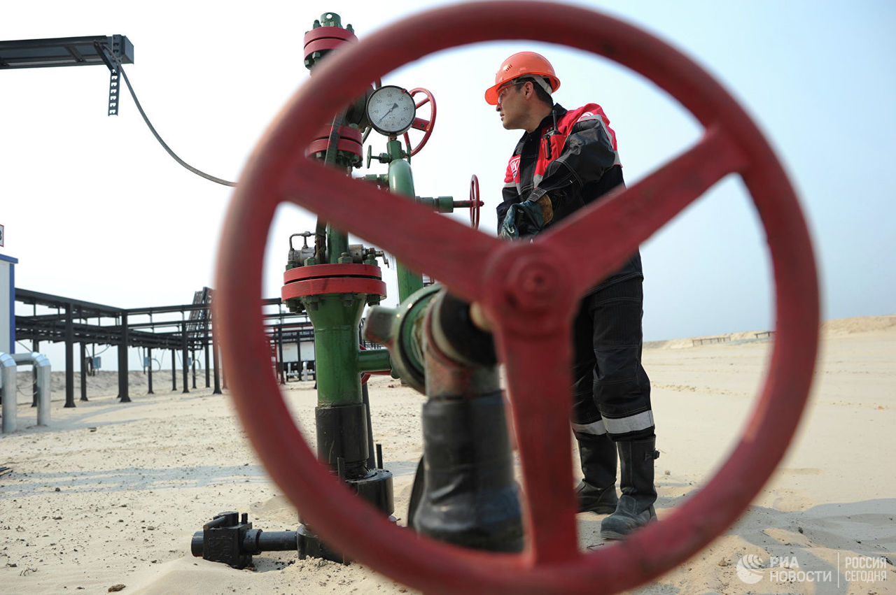 Нефть марки Brent впервые с апреля подешевела до 68 долларов за баррель.