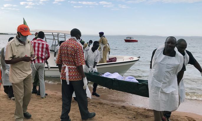 В Танзании водолазы спасли человека с опрокинувшегося два дня назад на озере Виктория парома.