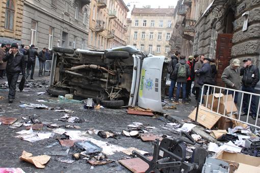 Во Львове после того, как были взяты в осаду райотделы милиции, начались погромы и мародерство. Фото: kp.ua