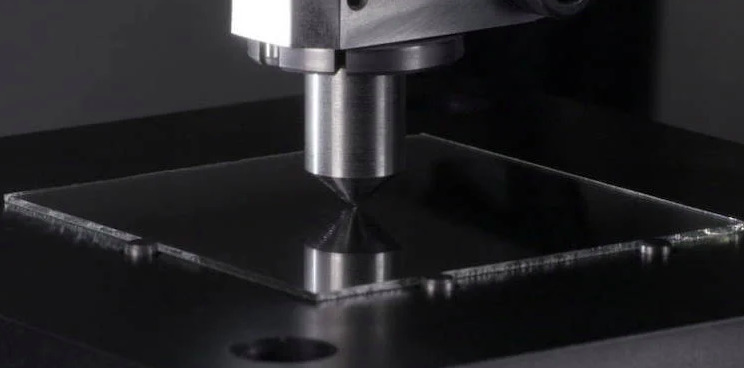 В Китае создали прочное как алмаз стекло.